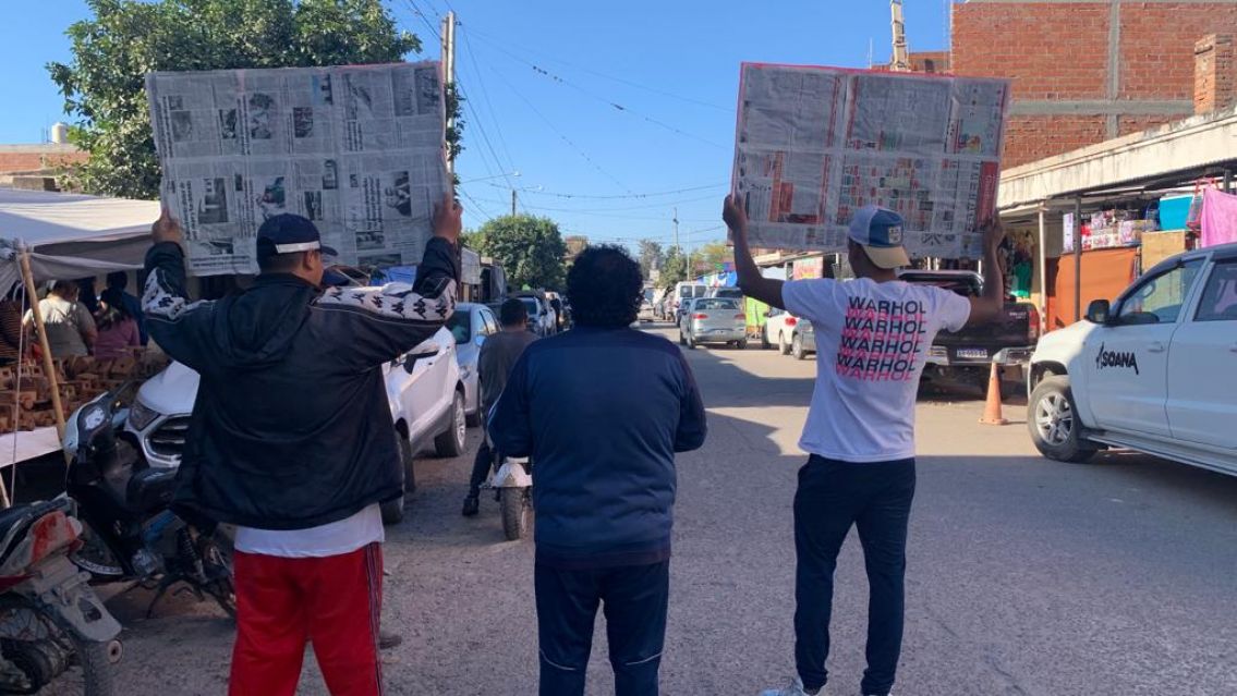 Jóvenes llevaron carteles a Perico y sorprendieron a todos con un pedido: "Acercate a...