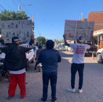 J&oacute;venes llevaron carteles a Perico y sorprendieron a todos con un pedido: "Acercate a...   