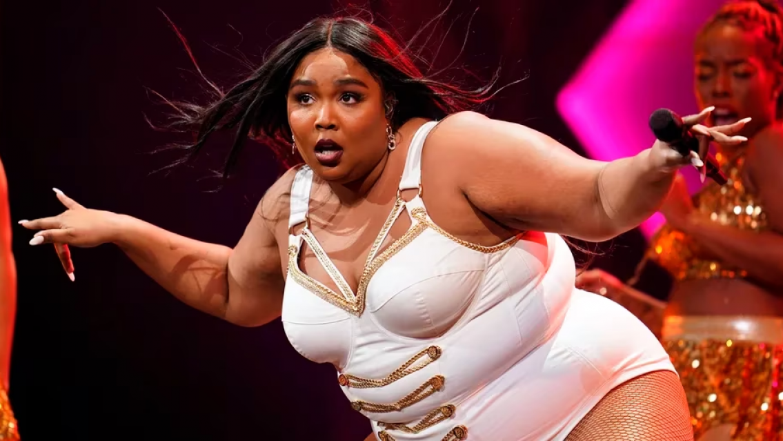 �Al rev�s? Cantante internacional es denunciada por sus bailarinas. Las acos� y hostig�