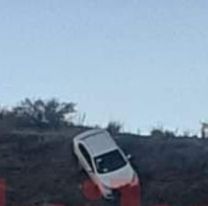 Barrio Mariano Moreno: Encuentran un auto abandonado y a punto de caer al vacío