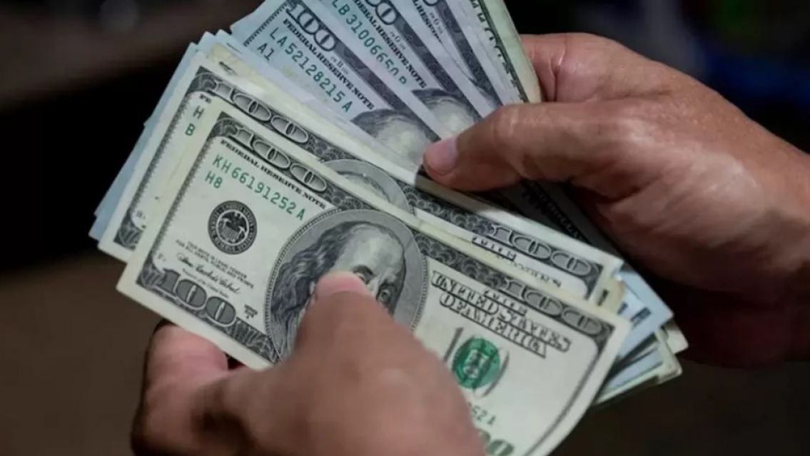 El dólar blue vuelve a subir y acumula su segunda mayor alza semanal desde abril