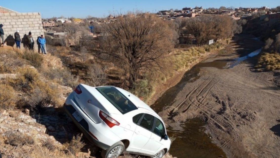 Juje�o tomaba con su amiga dentro del auto y cay� por un barranco