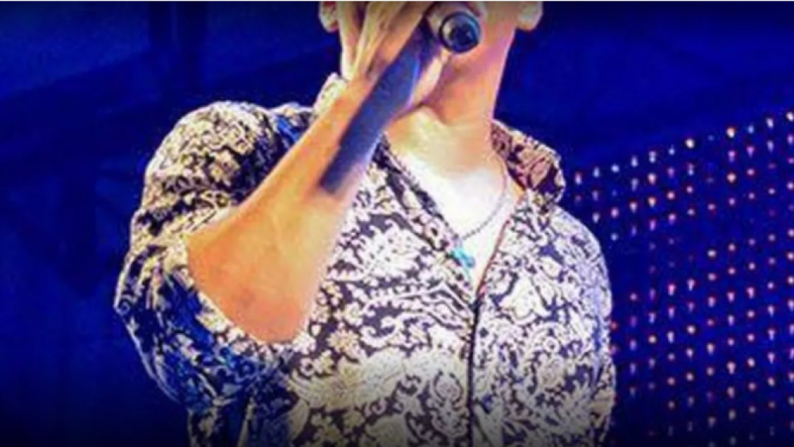 Se calent� con su t�a y rompi� la puerta: famoso cantante termin� preso