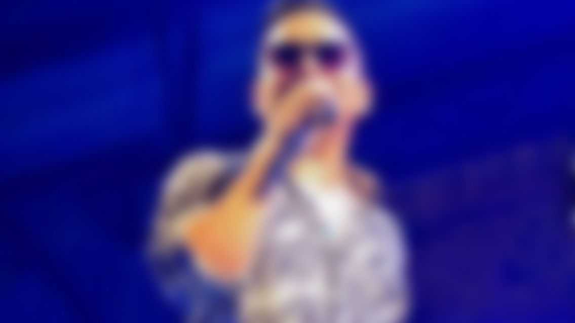 La grave denuncia contra un conocido cantante: lo acusan de ser violento