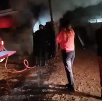 Un voraz incendio arrasó con una casa de Alto Comedero