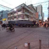 Camion atrapado en el centro de Jujuy: Circular con precauci&oacute;n