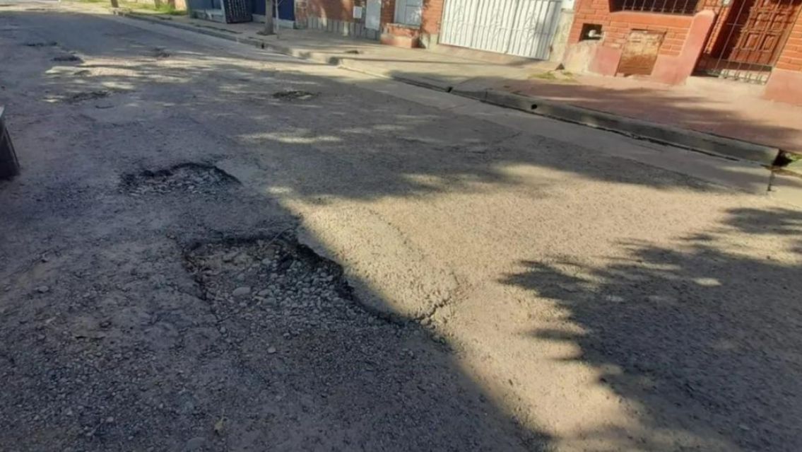 Indignación por los enormes pozos en las calles de Palpalá