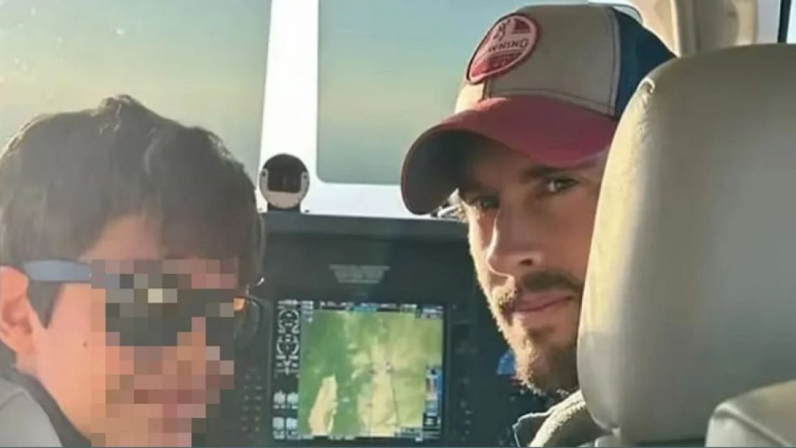Piloteaba una avioneta, le cedi� el mando a su hijo de 12 a�os y murieron en un tr�gico accidente