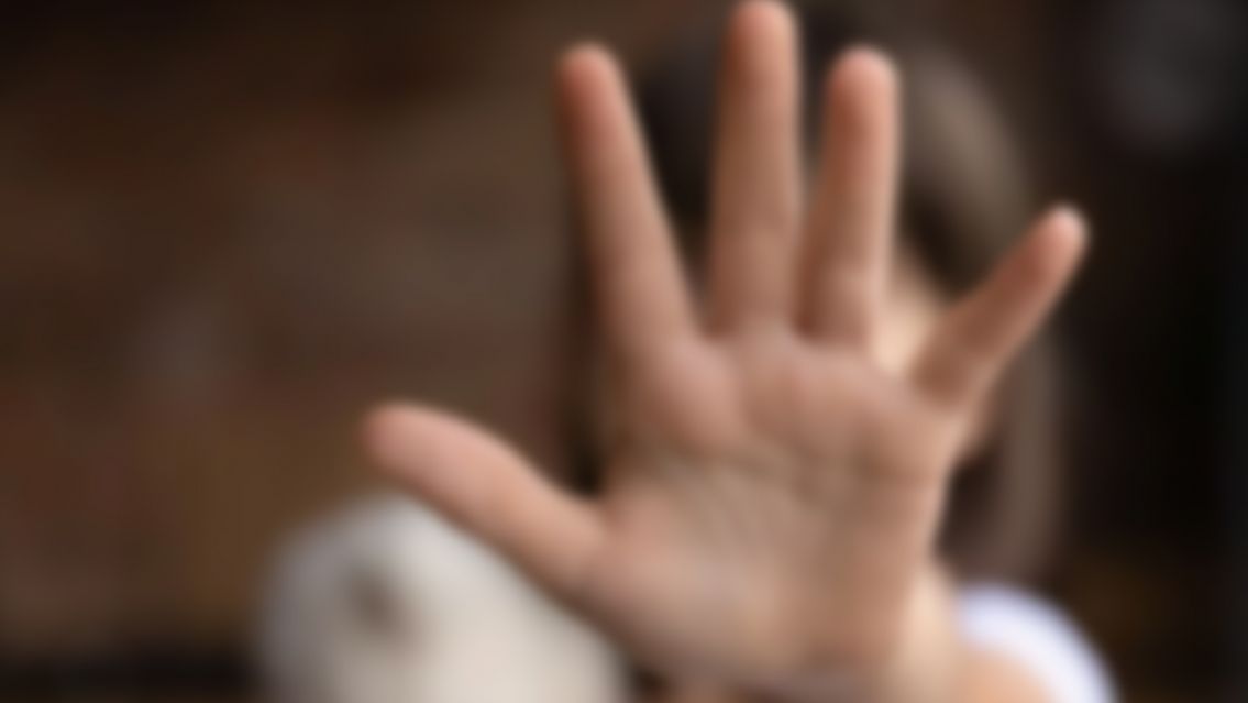 Policía acusado de hacerle cosas horribles a su hija y subirlo a los estados de WhatsApp: fue detenido