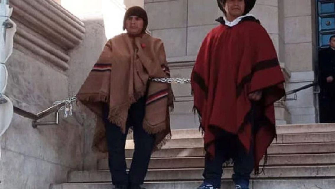 Tercer Mal�n de la Paz: ind�genas se encadenaron en la Corte Suprema