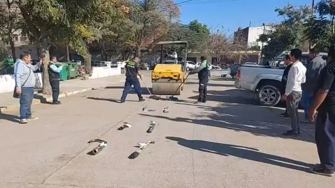 Destruyeron los escapes prohibidos en Jujuy y advirtieron a los motoqueros