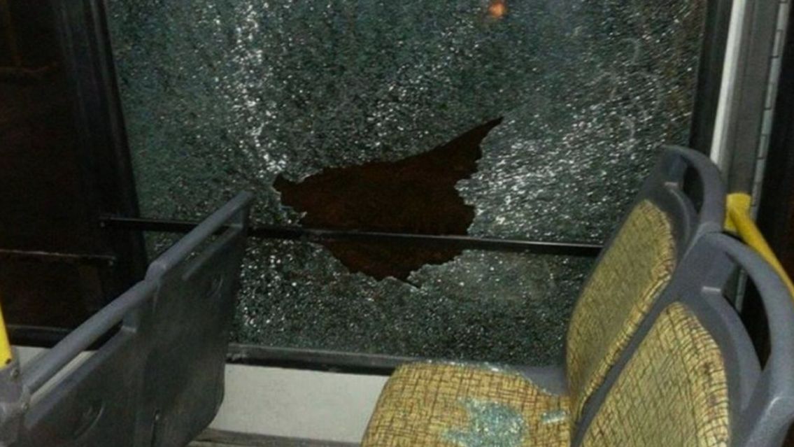 Agarraron a piedrazos a un bondi y le dieron en la cara a una nenita