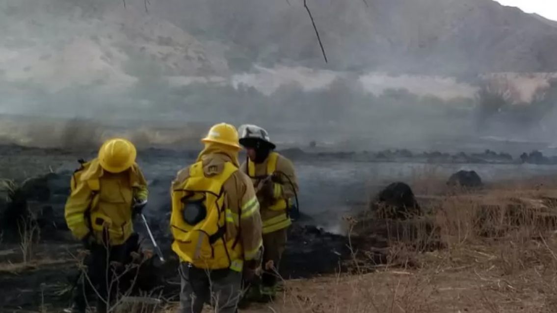 Juje�os quisieron limpiar un terreno y terminaron provocando un terrible incencio 