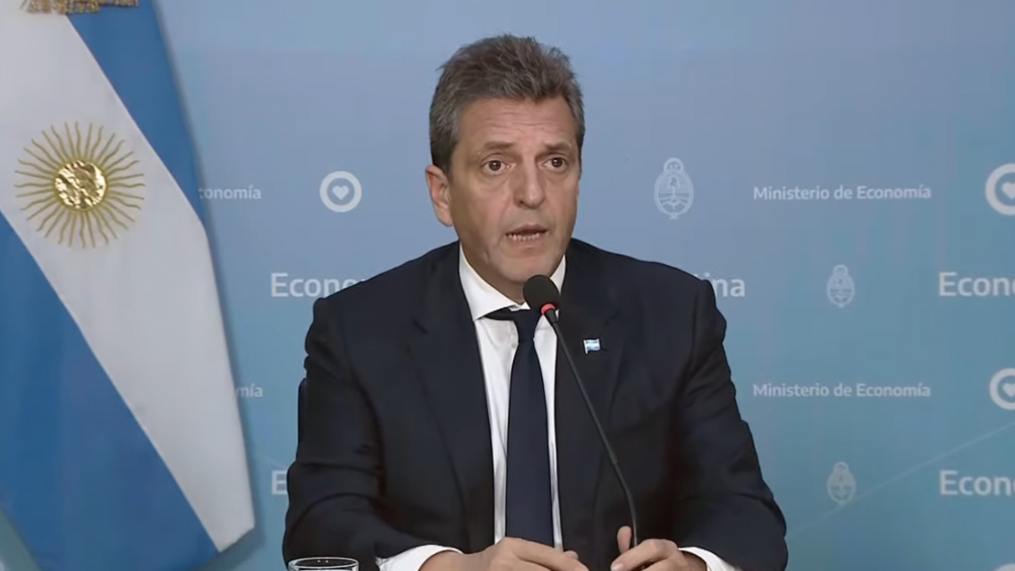 En plena campaña, Massa anunció un aumento del 23,29% a los jubilados