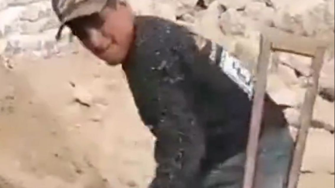 Un joven sin una pierna, que trabaja duramente en la construcción, conmovió en las redes