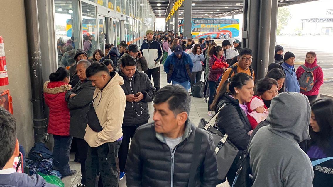 Los colectivos están demorados y hay bronca en la terminal de Jujuy: "Siempre lo mismo"