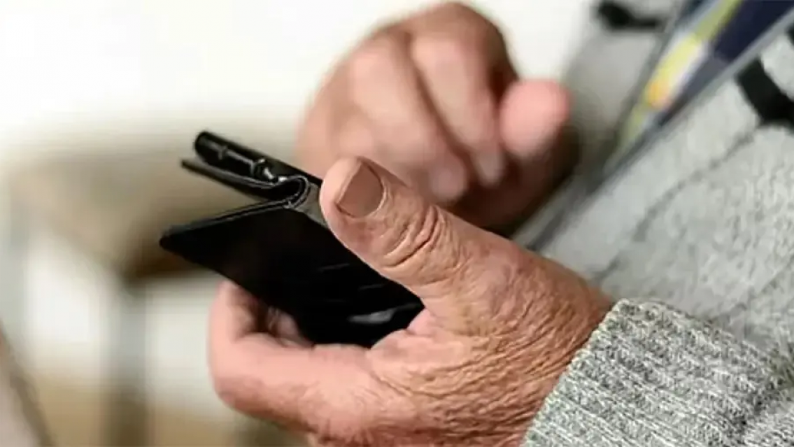 Le hicieron "el cuento del tío" a una doñita y le robaron todos sus ahorros