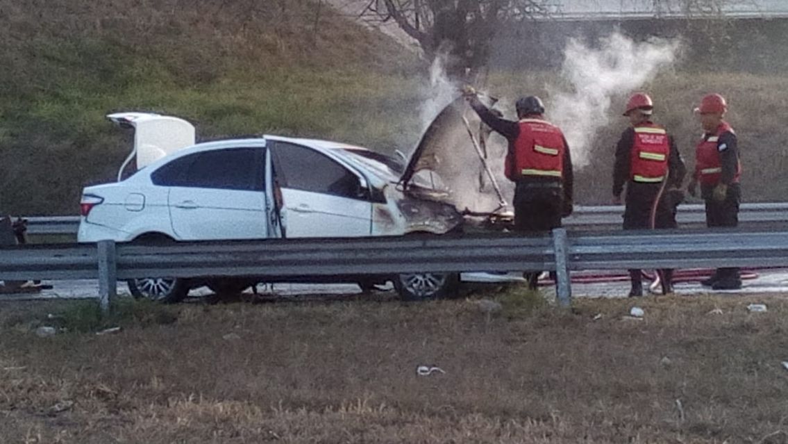 Gritos y desesperación en Ruta 9: Se acaba de incendiar un auto