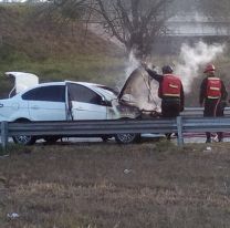 Gritos y desesperación en Ruta 9: Se acaba de incendiar un auto
