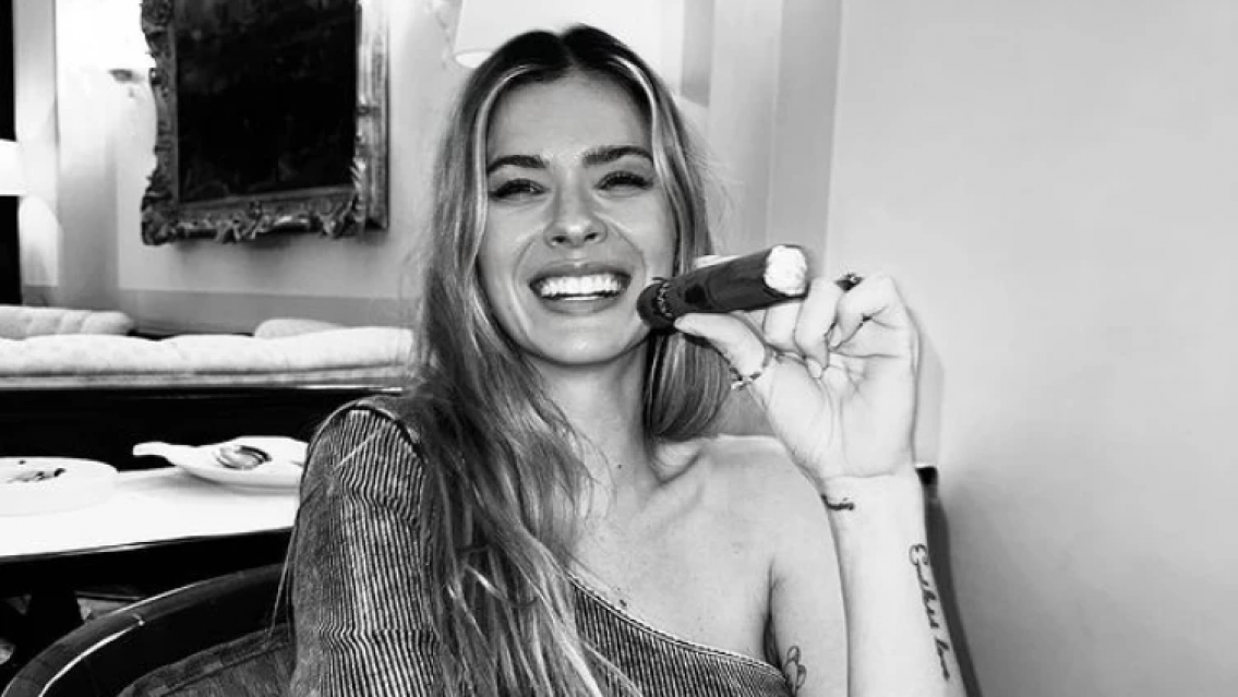 Impactante topless de la China Suárez: "buen día". Al borde de la censura