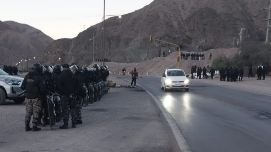 Cortes de rutas en Jujuy: solo permanece cerrado el paso en La Quiaca