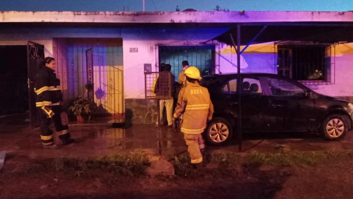 Una mamá y sus hijas despertaron con la peor postal: desastre total