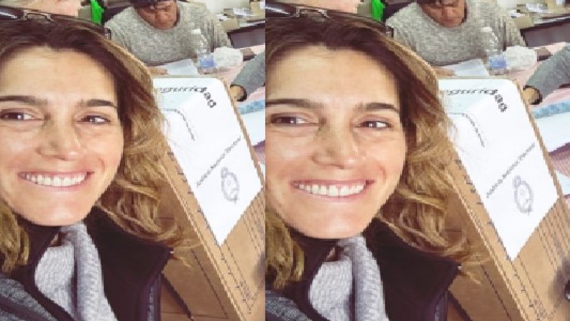 La Sole Pastorutti fue a votar y una autoridad de su mesa era igual a ella: "Id�nticas"