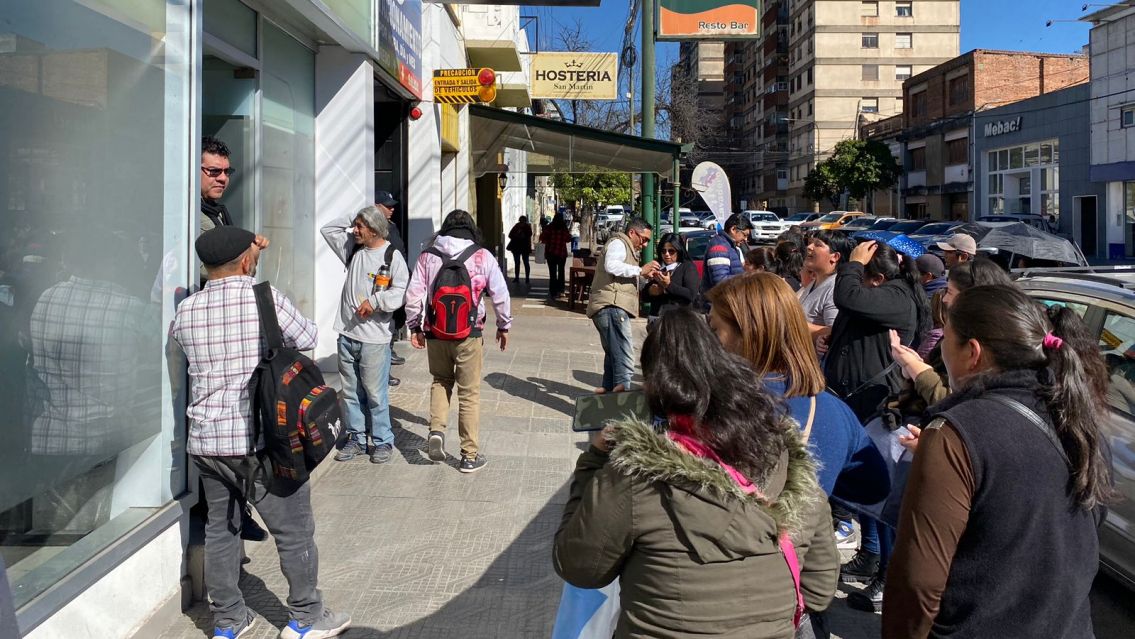 Jujeños denuncian que los dejaron sin trabajo "por no hacer campaña"