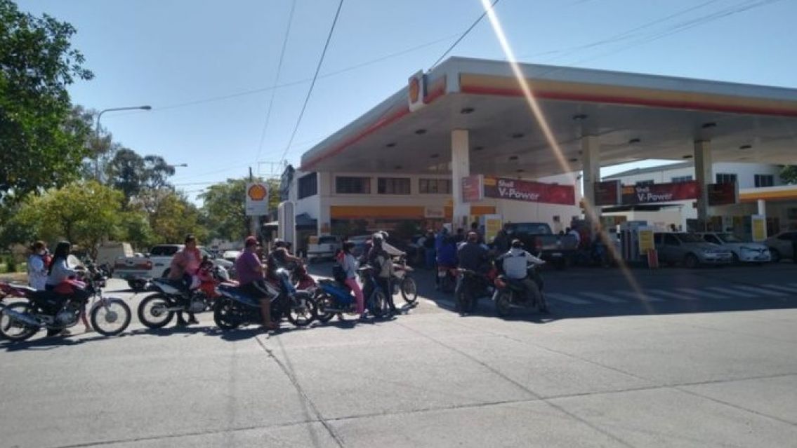 Interminables filas para cargar combustible en Jujuy: Solo hay premium
