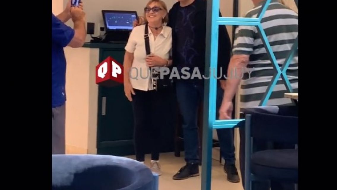 Cantante s�per famoso apareci� en el Annuar Shopping y los juje�os se volvieron locos 