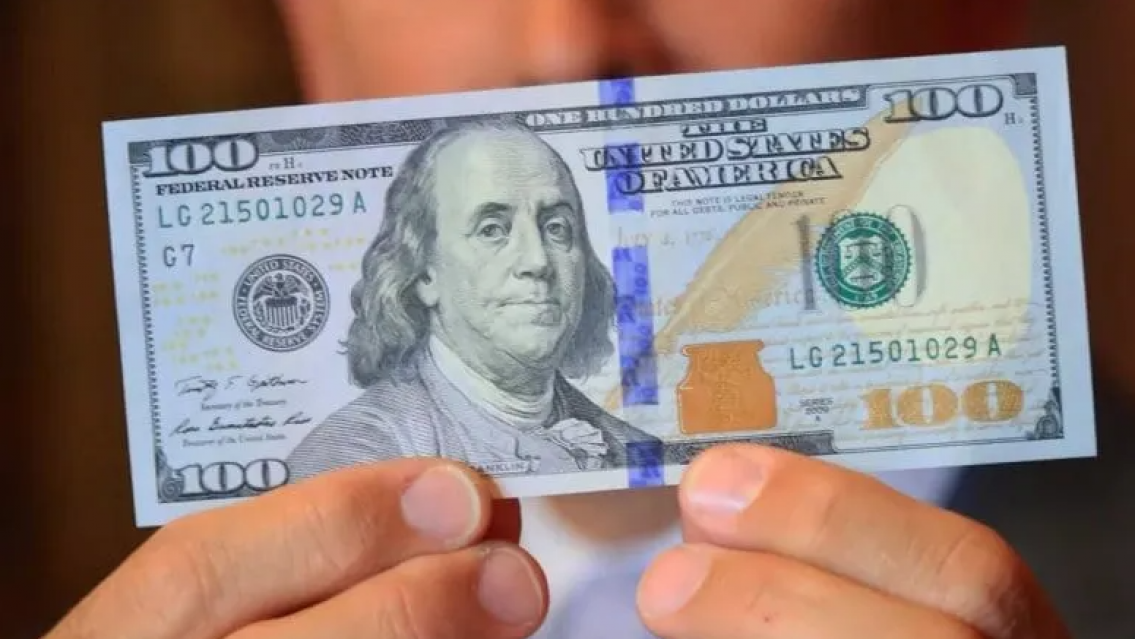 Baja el dólar y se aleja de los 800