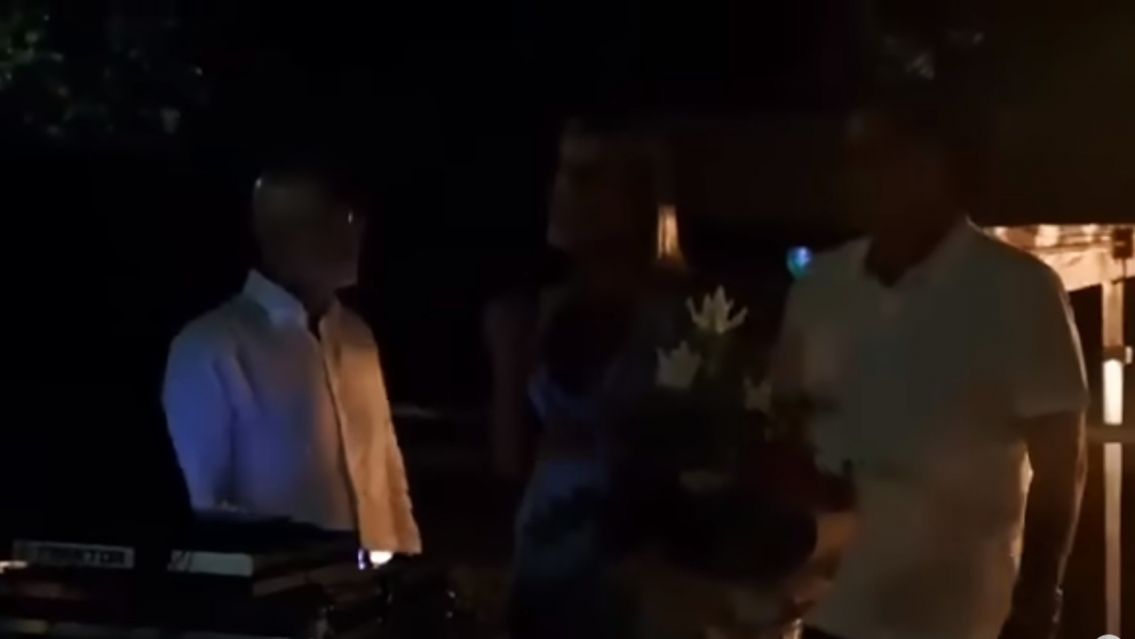 Estaban por anunciar su casamiento y �l mostr� c�mo ella lo hizo "chivo astudo"