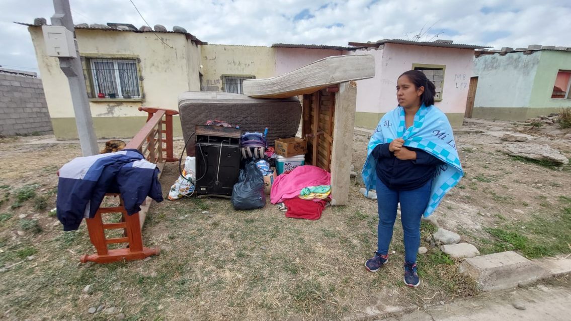 Desesperante: juje�a qued� en la calle con sus hijitos y no tiene adonde ir
