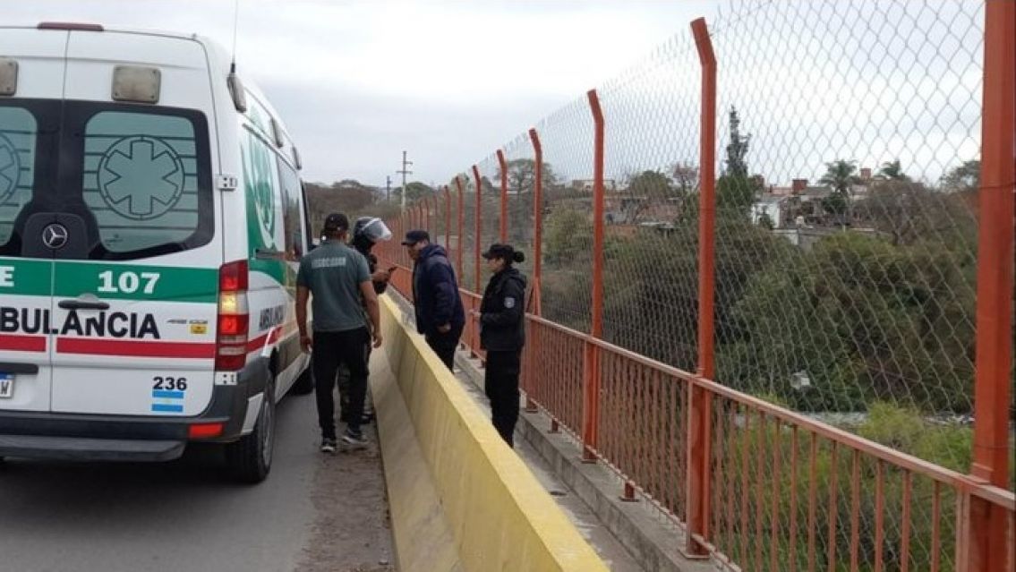Evitaron que una jujeña saltara desde el puente Paraguay