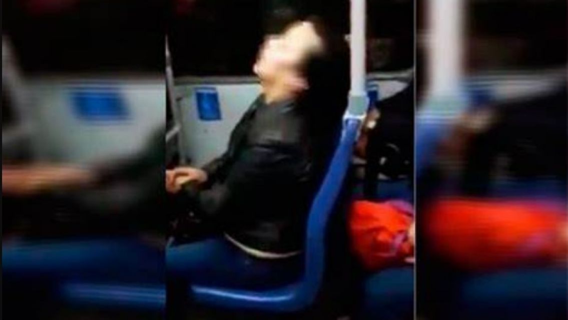 Juje�a se descompens� en el colectivo: Estaba totalmente borracha