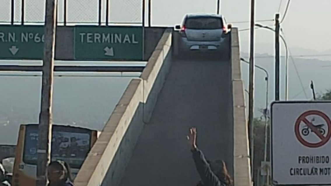 GTA versión jujeña: Un auto se metió por una pasarela peatonal en Alto Comedero