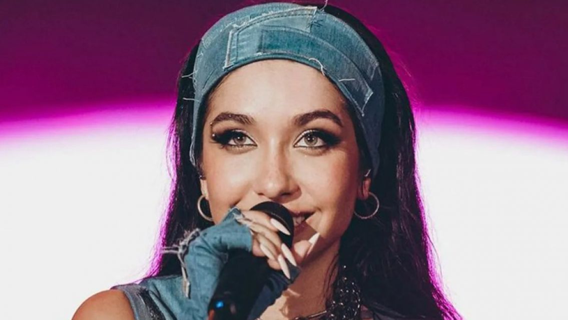 María Becerra eligió un look en total denim reciclado para uno de sus shows: patchwork y cadenas