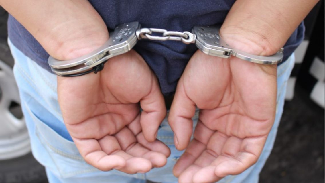 Le revisó el celu a su hija y le encontró mensajes con el profe: "Vámonos a..."