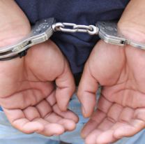 Le revisó el celu a su hija y le encontró mensajes con el profe: "Vámonos a..."