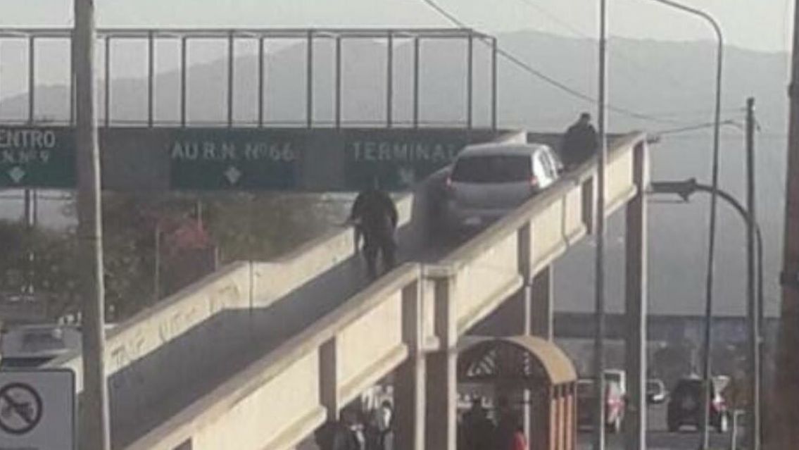 Jujuy: policía totalmente alcoholizado subió su auto a una pasarela