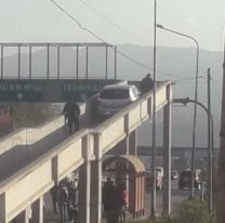 Jujuy: polic&iacute;a totalmente alcoholizado subi&oacute; su auto a una pasarela