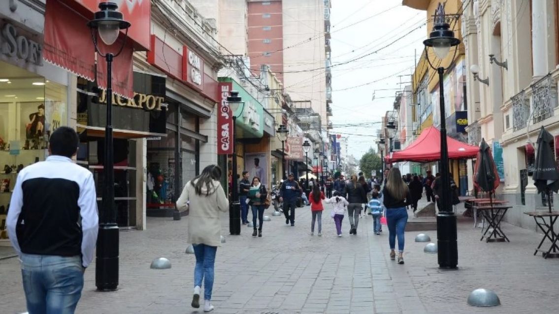 Juje�o paseaba por el centro y le atravesaron un cuchillo por la espalda: "Dame todo"