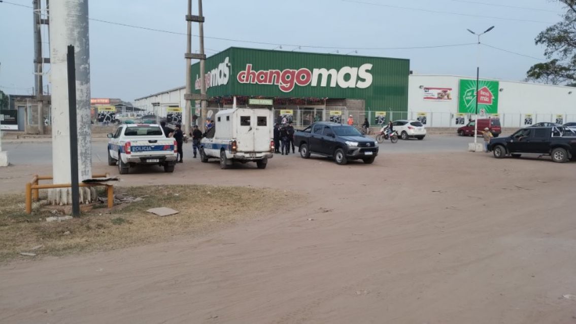 Clima raro y tenso afuera del súper: el ChangoMás se llenó de policías