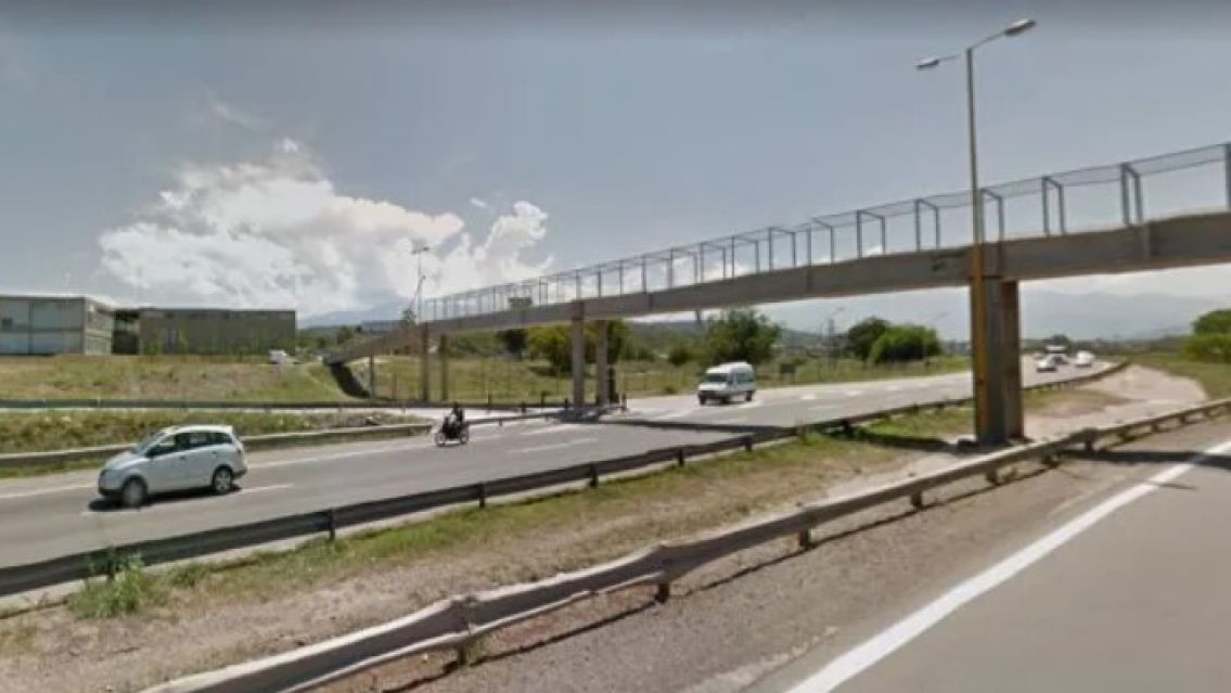 Juje�o no us� la pasarela y un auto lo atropell�: Siempre lo mismo