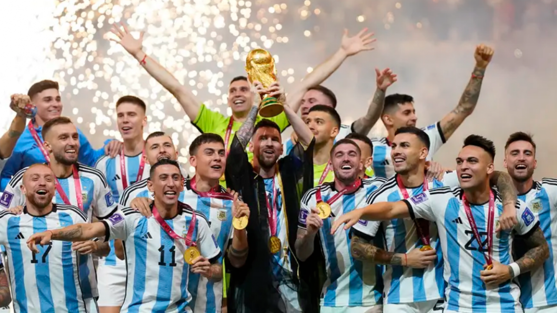 Tristeza en la Scaloneta: un campeón del mundo anunció que se retira del fútbol