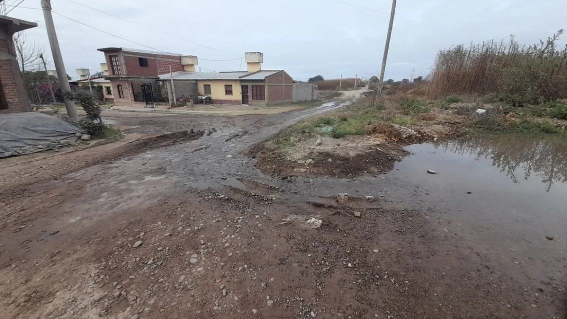 P�rdida de Agua Potable convirti� una calle en una laguna de barro