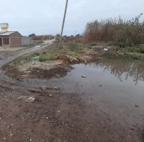 Pérdida de Agua Potable convirtió una calle en una laguna de barro
