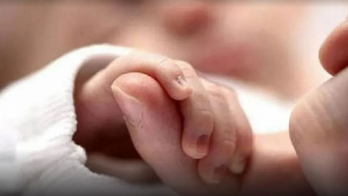 Dejaron abandonado a un bebé en la calle, nadie lo vio a tiempo y murió