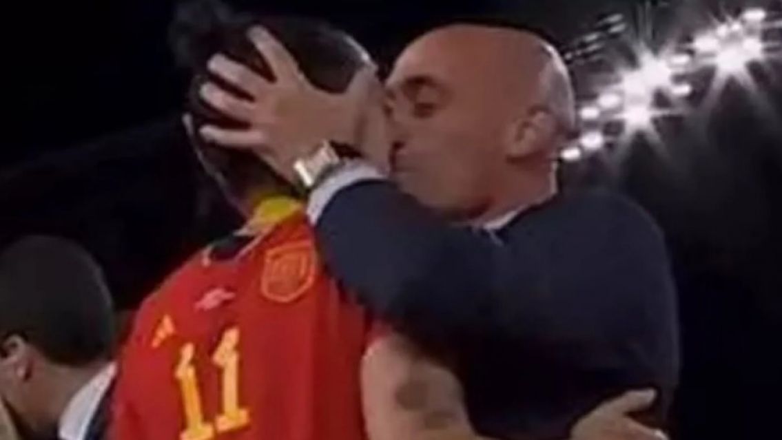 La FIFA suspendió a Luis Rubiales de toda actividad vinculada al fútbol y no puede acercarse a Jenni Hermoso