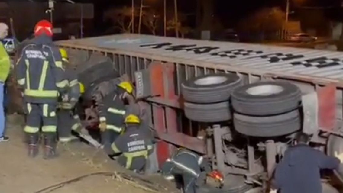 Un camión volcó y con el acoplado aplastó el auto de al lado: Iba una familia